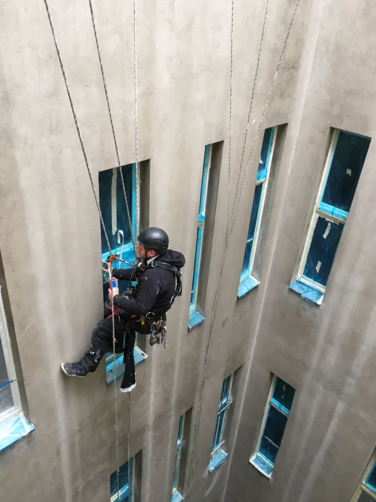 Fassadenarbeiten in großer Höhe